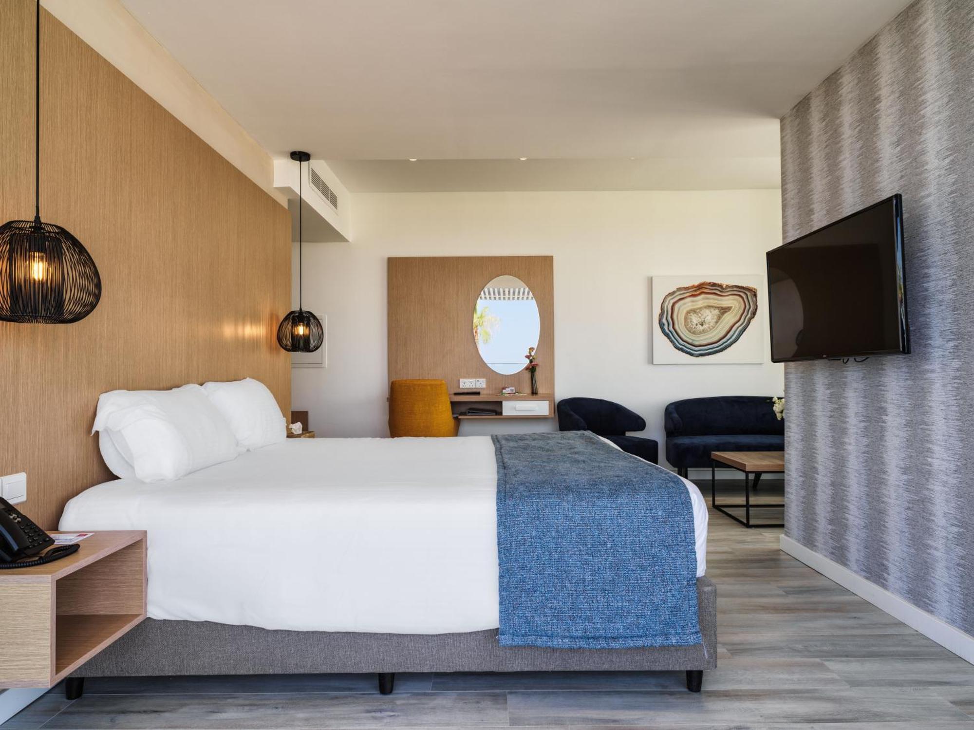 Leonardo Crystal Cove Hotel & Spa - Adults Only Протарас Стая снимка